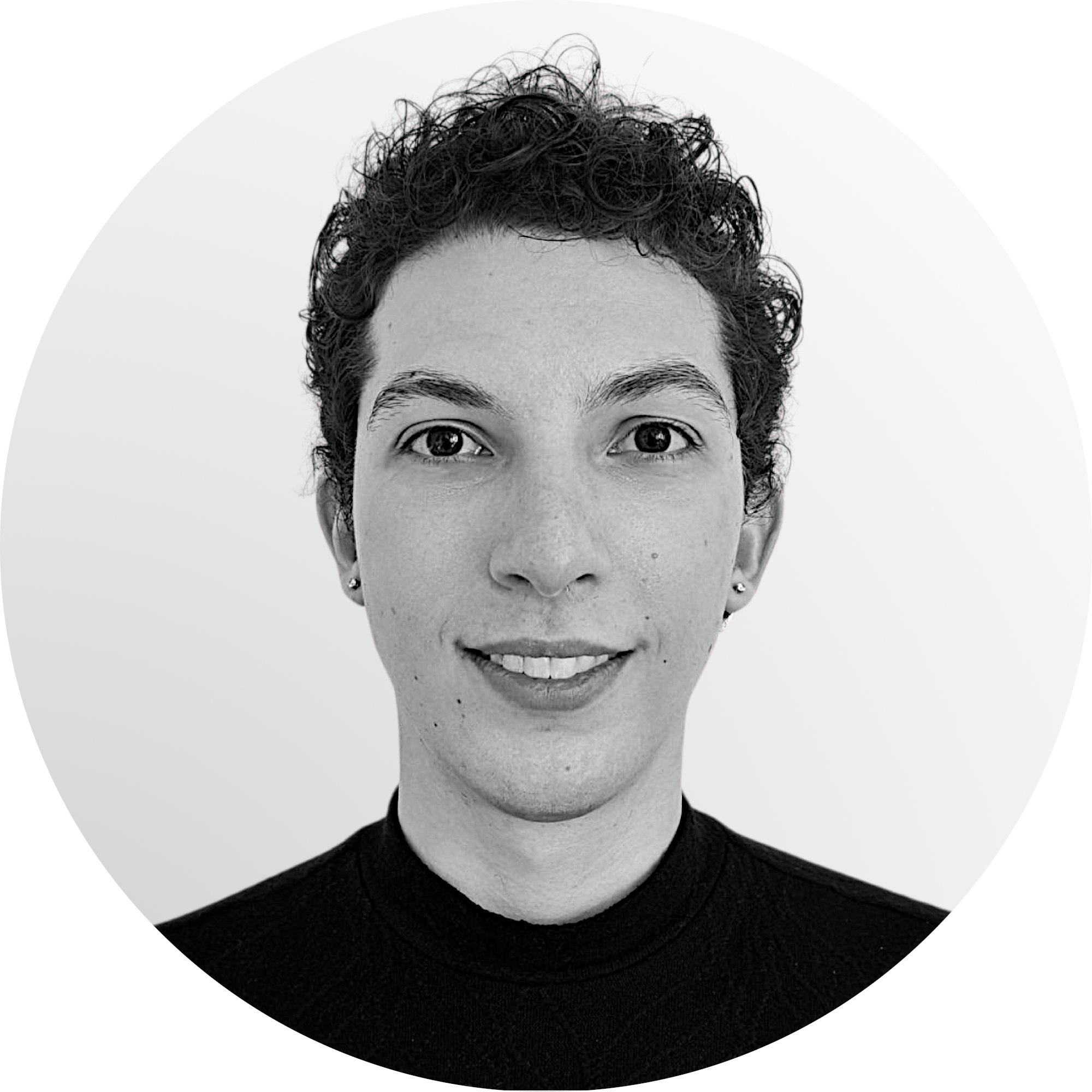 Schwarz-weißes Porträtfoto einer lächelnden Person mit lockigem Haar und schwarzem Rollkragen vor weißem Hintergrund.