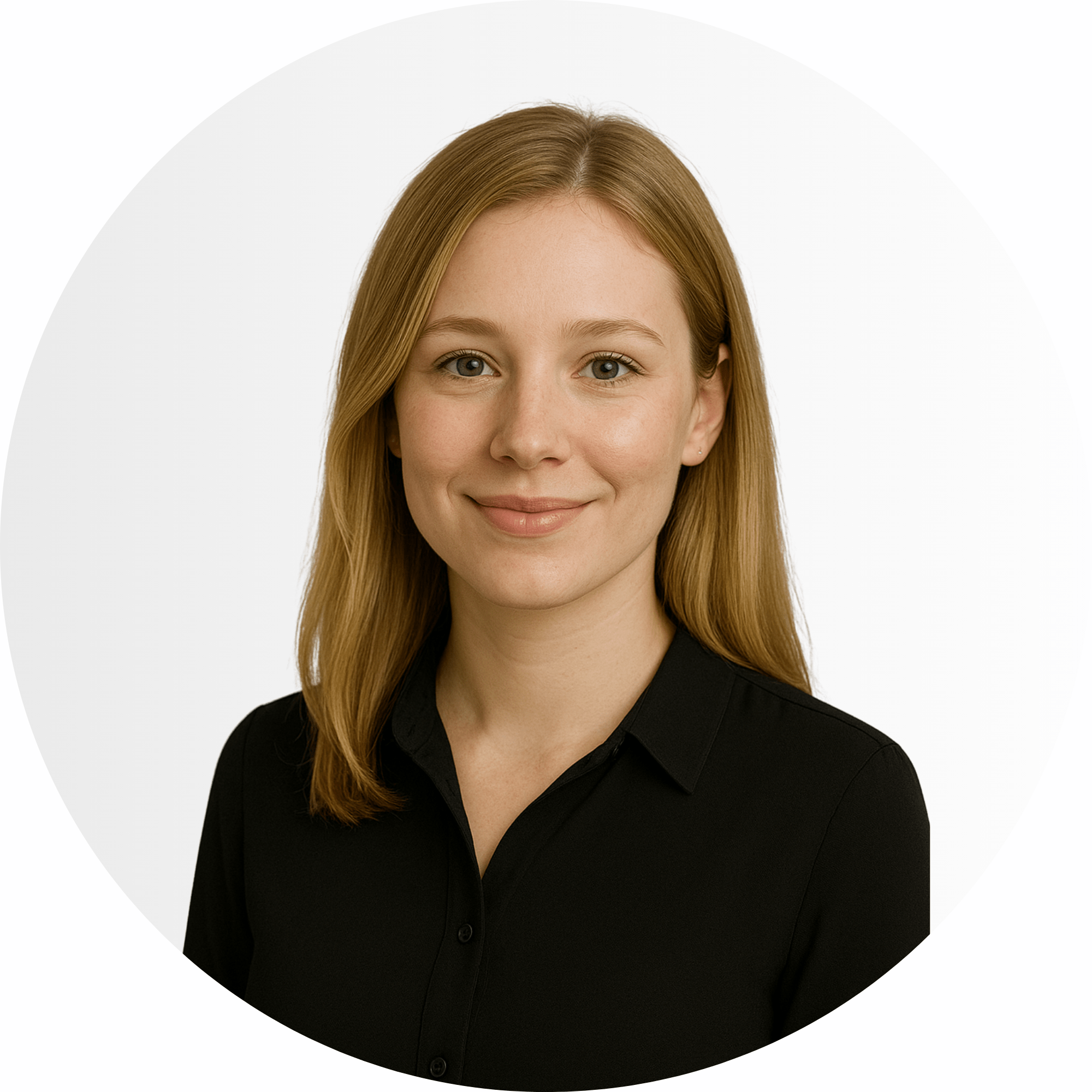 Eine Frau mit glattem, hellbraunem Haar, die ein schwarzes Hemd mit Kragen trägt, posiert vor einem schlichten weißen Hintergrund und lächelt leicht.